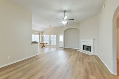 Bright space with high ceilings and cozy gaslog fi