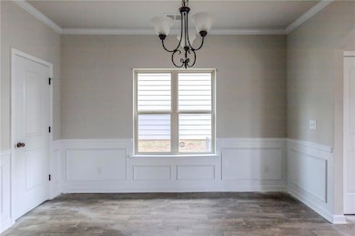 Empty room with a chandelier, hardwood / wood-styl