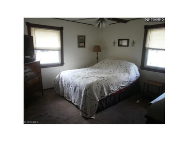 Master bedroom has plenty of space, enjoy relaxing