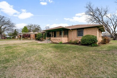 310 E 10th St, Claremore, OK 74017 - photo 2