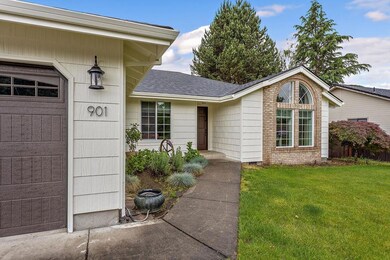 901 Pittview Ct, Central Point, OR 97502 - photo 3