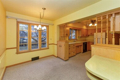 Formal dining room that is off of the large Vintag
