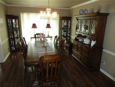 Dining options include large dining room, eat-in k