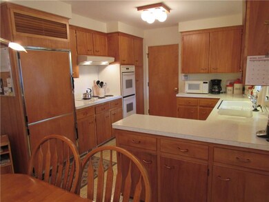 Large and open Eat-in kitchen