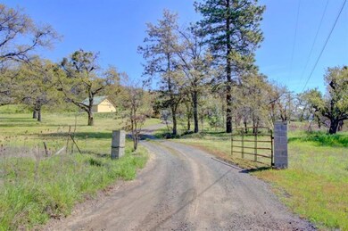 11126 Agate Rd, Eagle Point, OR 97524 - photo 2