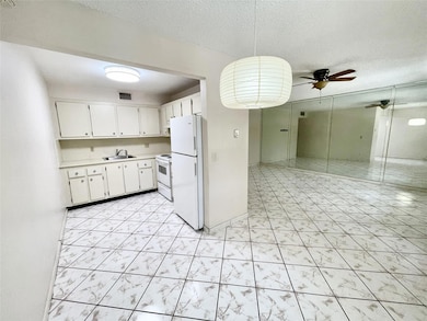 Easy flowing floor plan for access from the kitchen