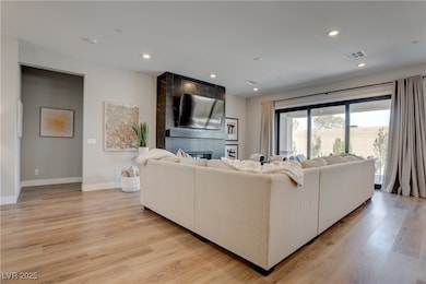 Living area with 5.5