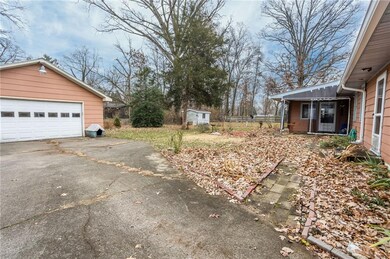 402 Ellenhurst Dr, Anderson, IN 46012 - photo 2