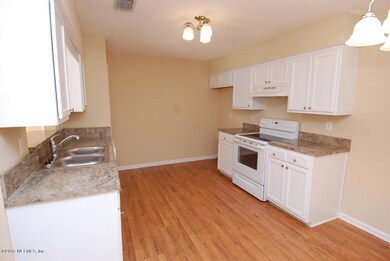 5719 Ellis Trace Dr, Jacksonville, FL 32205 - photo 3