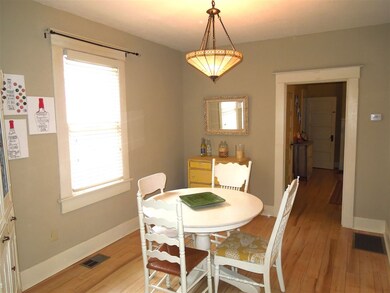 What a bright and sunny home:)
