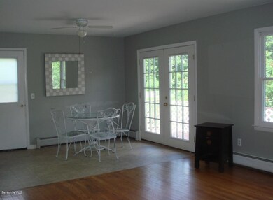 Dining area, doors to deck
