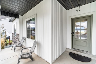 Nice, relaxing front porch