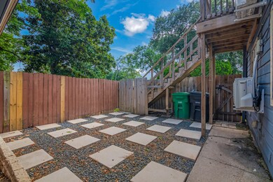 150 Hohldale St unit B, Houston, TX 77022 - photo 2