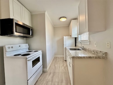 114 1/2 Munford - Kitchen