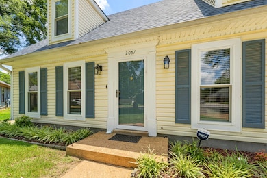 Entrance to property featuring a shingled roof