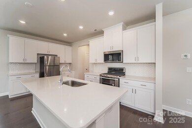 11945 Red Leaf Dr, Charlotte, NC 28215 - photo 6