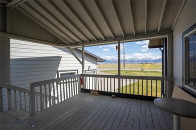 Ample sized covered deck off laundry/mud room - gr