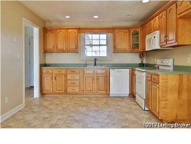 553 Blackberry Cir, Mount Washington, KY 40047 - photo 2