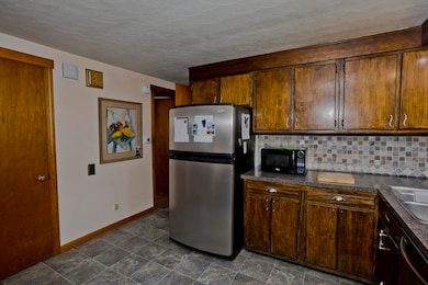 27 Regal St, Springfield, MA 01118 - photo 4