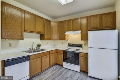 313 Assembly Point Ct, Odenton, MD 21113 - photo 2
