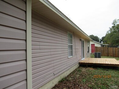 526 Greenberry Dr, Cantonment, FL 32533 - photo 4