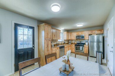 13702 S Hickory Pl - Dining to Kitchen