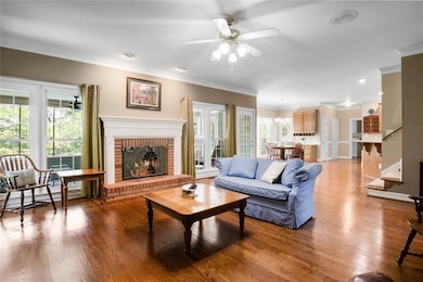 Open to Kitchen & Breakfast area