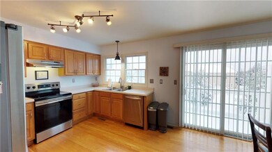 Large neutral eat-in kitchen - big enough for an i