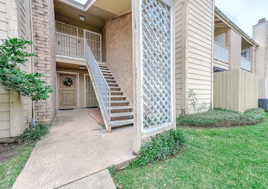 10211 Sugar Branch Dr, Houston, TX 77036 - photo 2