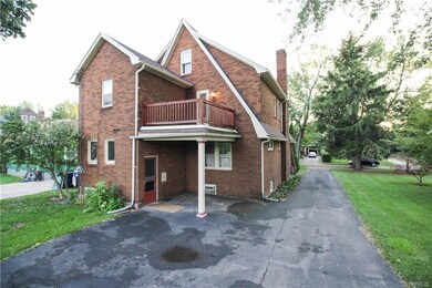 Yes, of course there's an 2nd floor porch!