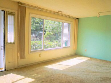 682 Orleans Ct unit 682, Warwick, RI 02886 - photo 3