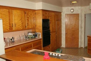 HUGE KITCHEN - ROOM FOR EVERYONE TO COOK!