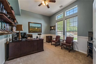 Here`s the office, lots of space.
