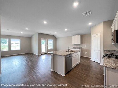 1825 W Vandalia St, Broken Arrow, OK 74012 - photo 2