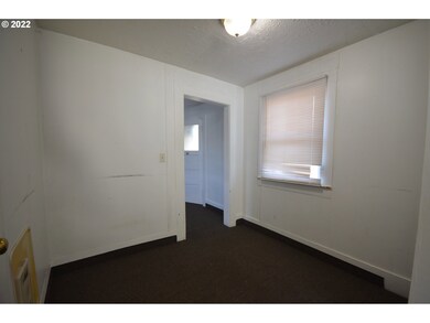 509 W 10th St, the Dalles, OR 97058 - photo 5