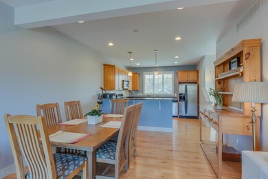 016-16-Dining Kitchen