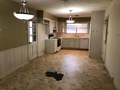 303 Melody Ln, Gainesville, TX 76240 - photo 4