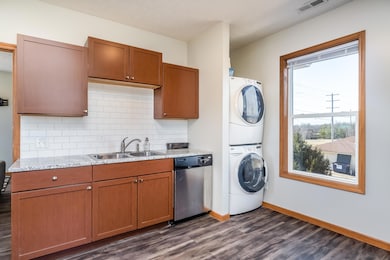 433 W Grand St-41