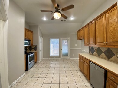 8621 Lariat Cir, Fort Worth, TX 76244 - photo 6