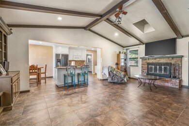 2613 Oaks Dr, Granbury, TX 76049 - photo 5