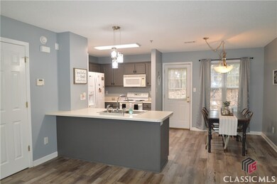 Kitchen with Breakfast Bar and Dining Area with ex