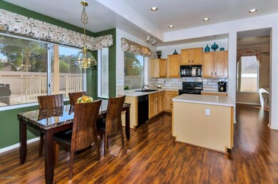3941 N 111th Dr-large-009-26-Kitchen-150