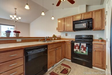Kitchen w Pantry