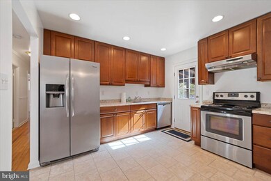 16207 Laurel Ridge Dr, Laurel, MD 20707 - photo 3