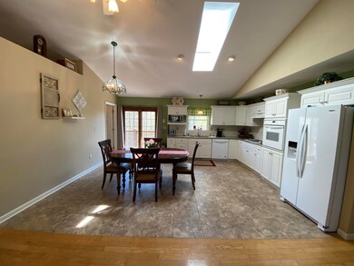 5 Eat-in Kitchen (5)