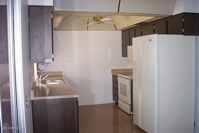 NICE KITCHEN W/DOME CEILING & FAN