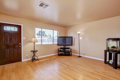 7508_E_Belleview - Living room (5)