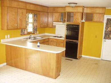 22x14 eat in kitchen with lots of cabinet space