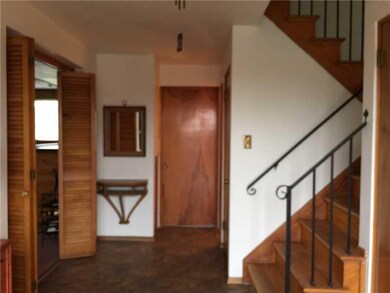 Entry/Foyer.