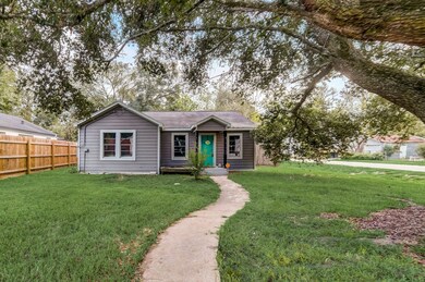 819 W Willis St, Alvin, TX 77511 - photo 3